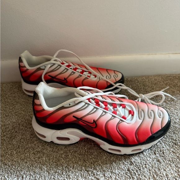 Nike Other - Nike Red and Black Wave Sneakers